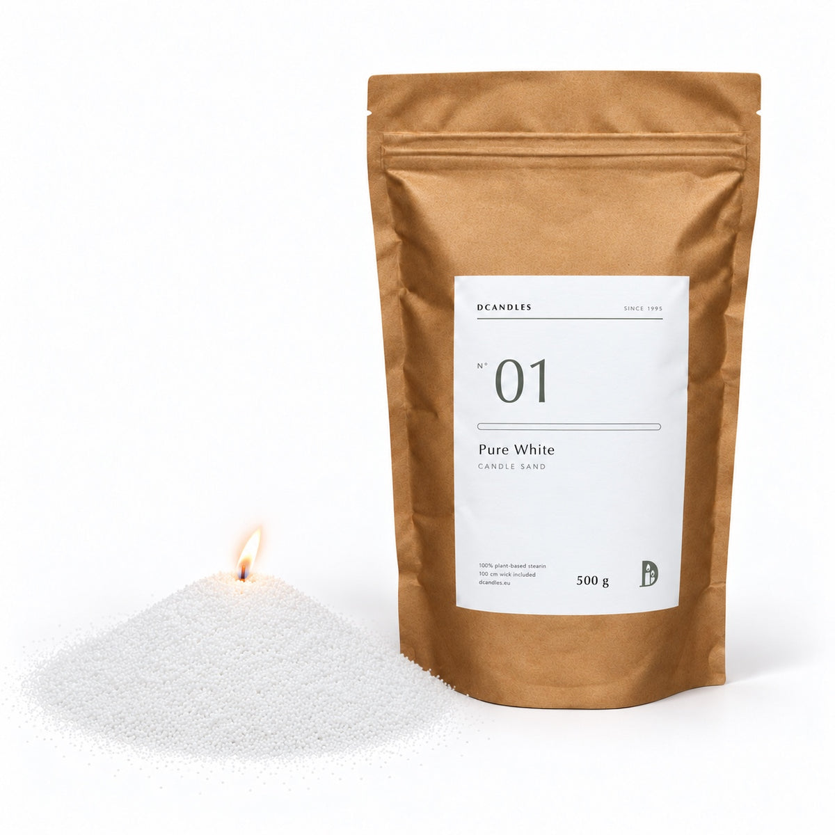 Kerzensand N° 01 Pure White, brennend, neben dem Kraftbeutel
