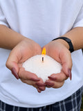 Candle sand N° 02 Pearl Snow burning in cupped hands