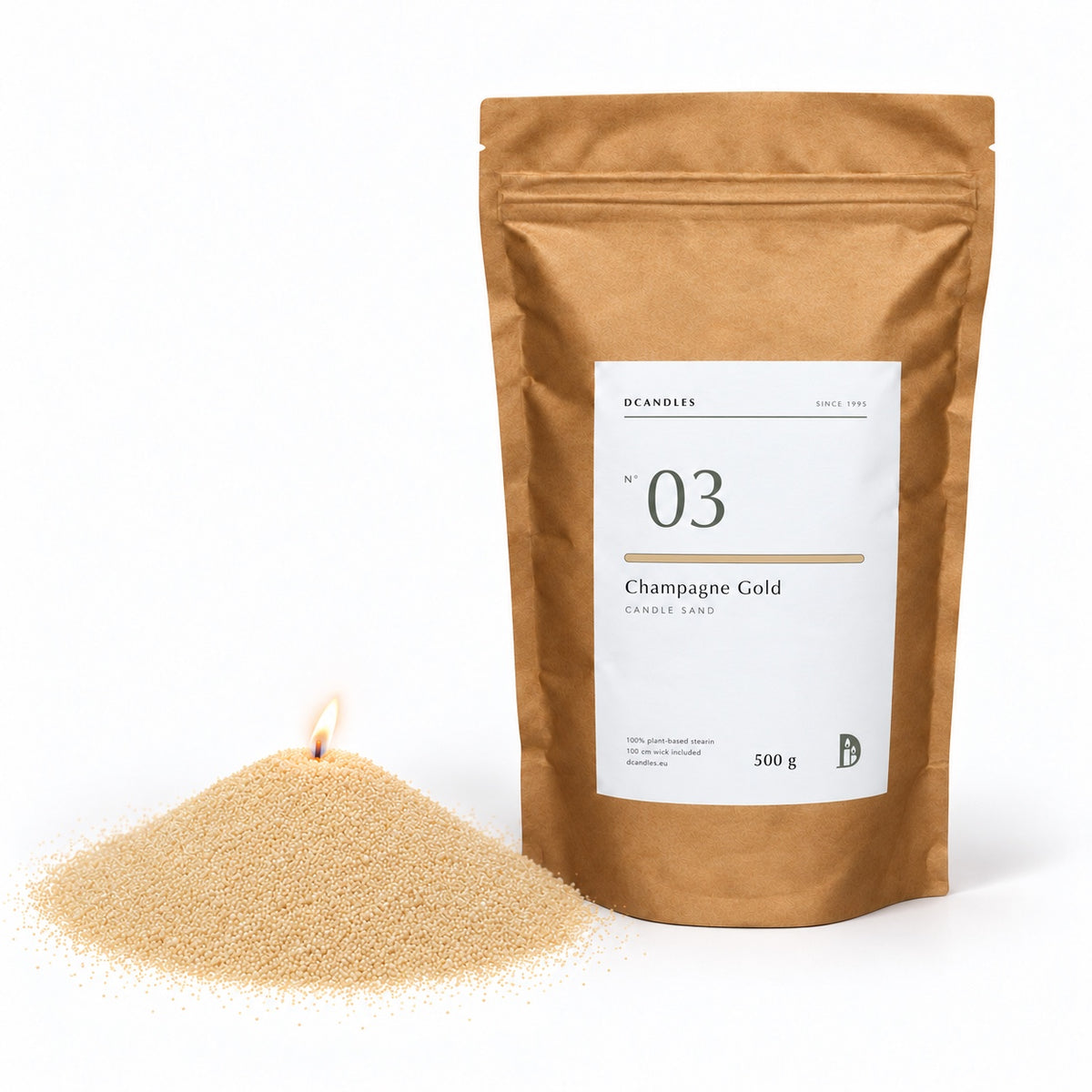 Kerzensand N° 03 Champagne Gold, brennend, neben dem Kraftbeutel