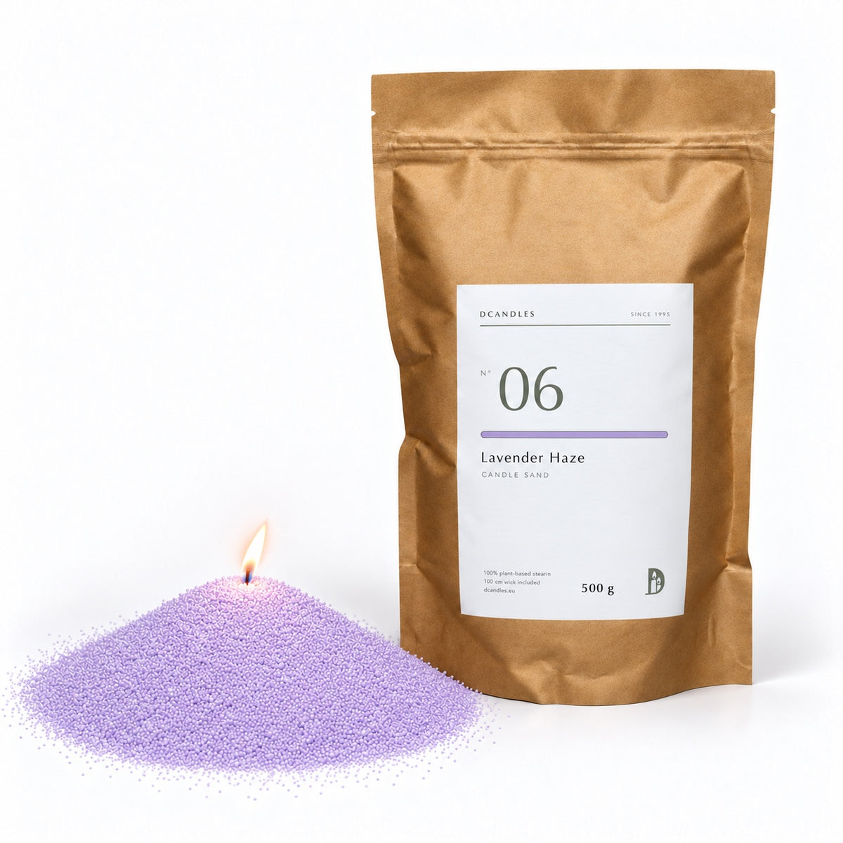 Kerzensand N° 06 Lavender Haze, brennend, neben dem Kraftbeutel