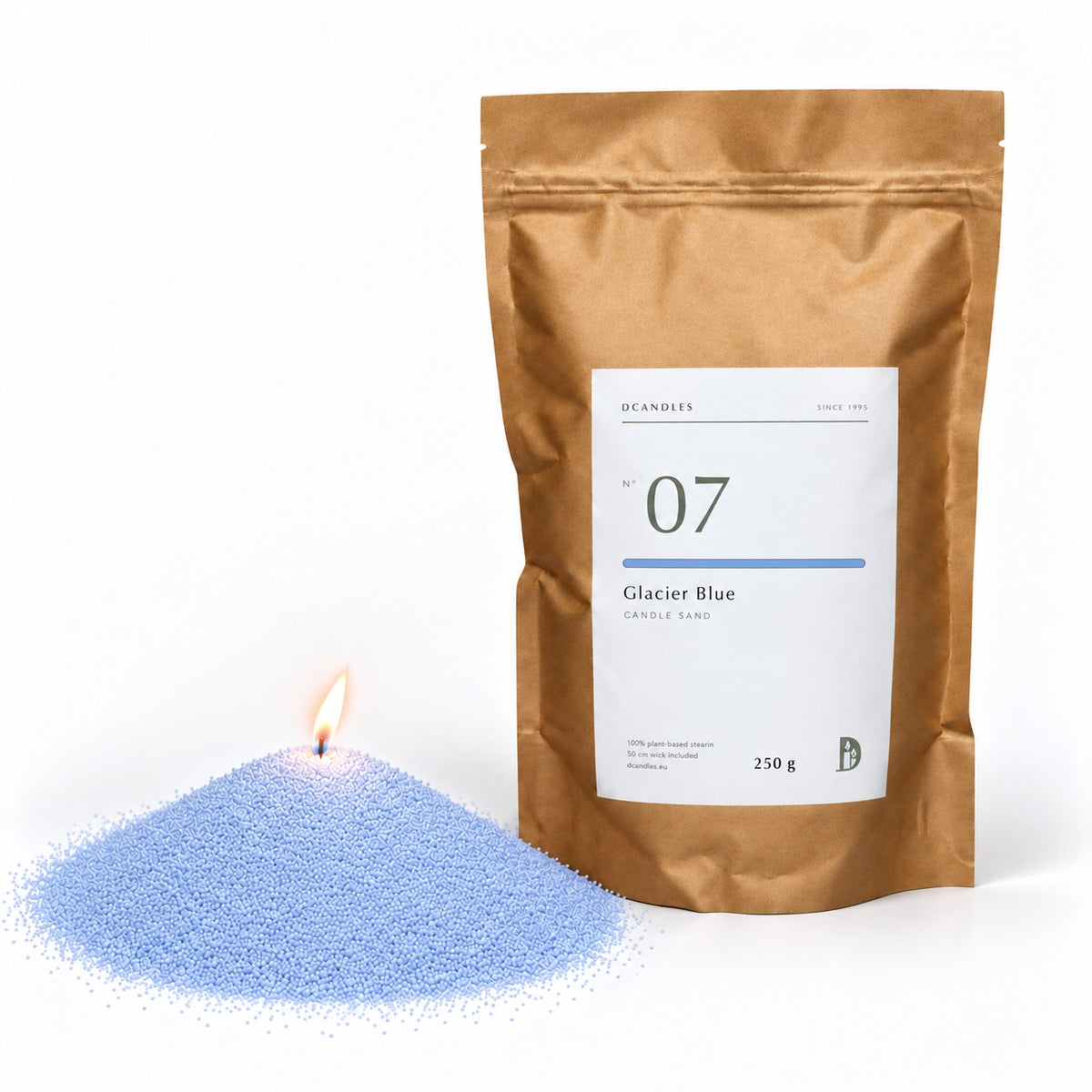 Kerzensand N° 07 Glacier Blue, brennend, neben dem Kraftbeutel